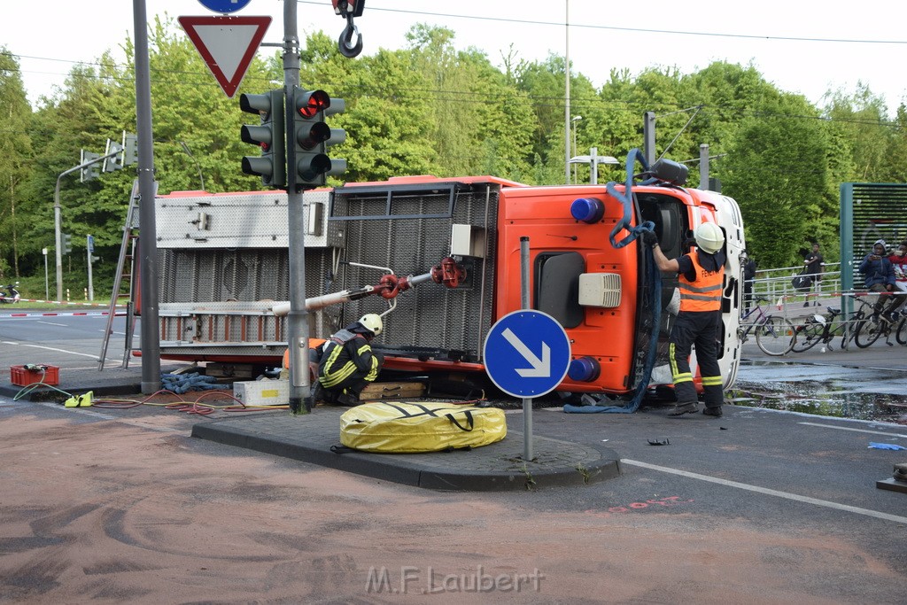 TLF 4 umgestuerzt Koeln Bocklemuend Ollenhauer Ring Militaerringstr P097.JPG - Miklos Laubert